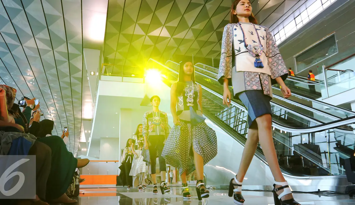 Suasana kemeriahan fashion show di erminal 3 Ultimate Bandara Soekarno Hatta Tangerang, Banten, Rabu (20/7). Fashion show tersebut di adakan sebagai ajang promosi T3 Ultimate. (Liputan6.com/Angga Yuniar)
