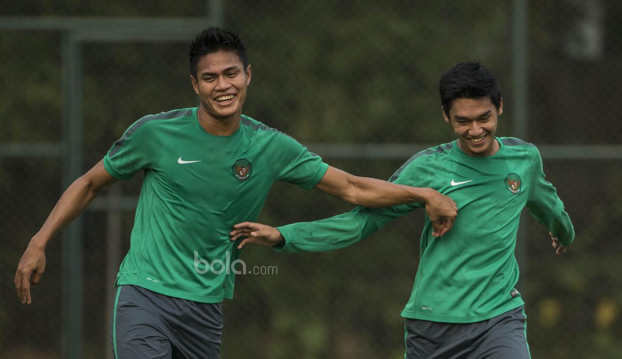 Pemain Timnas Indonesia, Fachrudin Aryanto bercanda dengan Septian David, saat berlatih di Lapangan SPH Karawaci, Banten, Sabtu (10/6/2017). Latihan ini merupakan persiapan jelang laga persahabatan melawan Puerto Rico. (Bola.com/Vitalis Yogi Trisna)