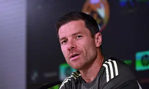 Pelatih Real Madrid, Xabi Alonso, menyatakan akan tetap tampil maksimal meski hanya mendapatkan waktu 15 hari persiapan sebelum musim baru 2025/2026. Pasalnya, Los Blancos harus jadi tim paling terakhir di Liga Spanyol yang melakoni pramusim karena harus tampil di Piala Dunia Antarklub 2025. (AFP/Javier Soriano)