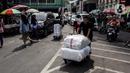 Memasuki bulan Ramadhan, para pekerja angkut barang alias porter juga mendapatkan berkah. (Liputan6.com/Johan Tallo)