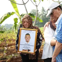 Chef Haryo Pramoe dimakamkan di Cileungsi, Jawa Barat, Jumat (22/12). Tampak keluarga dan sahabat mengantarkan sang juru masak tersebut ke peristirahatan terakhirnya. Suasana haru mewarnai pemakaman chef Karyo Pramoe. [Foto: KapanLagi.com®/Bayu Herdianto]