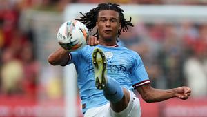 Nathan Ake. Bek tengah Belanda berusia 27 tahun ini sejatinya adalah produk akademi Chelsea yang disia-siakan saat promosi ke tim senior. Ia dilepas Chelsea ke AFC Bournemouth pada awal musim 2017/2018 dan akhirnya menjadi milik Manchester City sejak 2 musim lalu. Dua musim bersama The Citizens, Nathan Ake masih kesulitan mendapatkan menit bermain dan hal ini diendus Chelsea untuk memulangkannya di bursa transfer musim panas 2022/2023. Nyatanya, sang pemain menolak tawaran Chelsea dan memilih bertahan di Etihad Stadium. (AFP/Nigel Roddis)