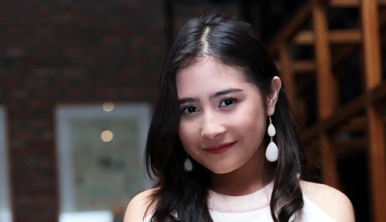 Tidak hanya Selena yang mengaku kecewa dengan konser yang digelar malam itu. Melalui akun twitter, @PrillyBie ia mengungkapkan kekecewaannya pada promotor. (Adrian Putra/Bintang.com)
