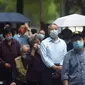 Warga mengantre untuk melakukan tes COVID-19 di Hangzhou, Provinsi Zhejiang, China, Selasa (15/3/2022). Kasus harian COVID-19 di China meningkat lebih dari dua kali lipat dari hari sebelumnya karena negara itu sejauh ini menghadapi wabah terbesar sejak awal pandemi. (Chinatopix via AP)