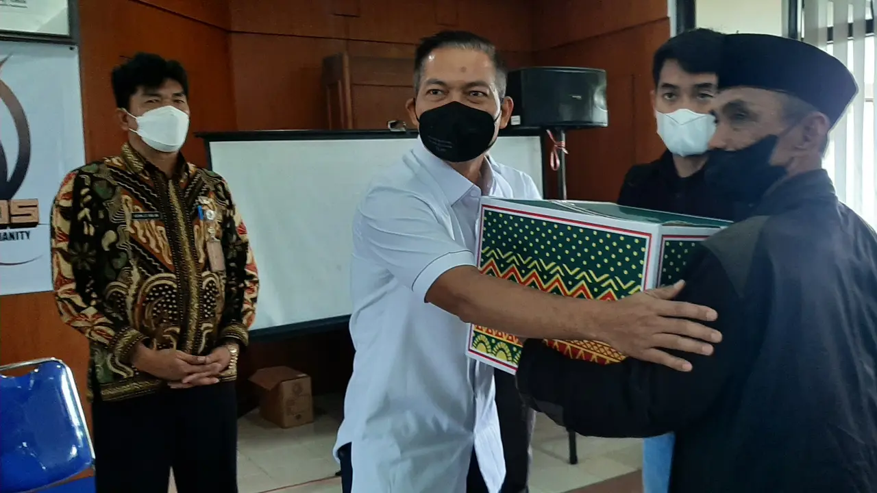 Direktur Identifikasi dan Sosial (Idensos) Densus 88 Antiteror, Brigjen Pol Arif Makhfudiharto saat memberikan bantuan kepada para mantan narapidana teroris di