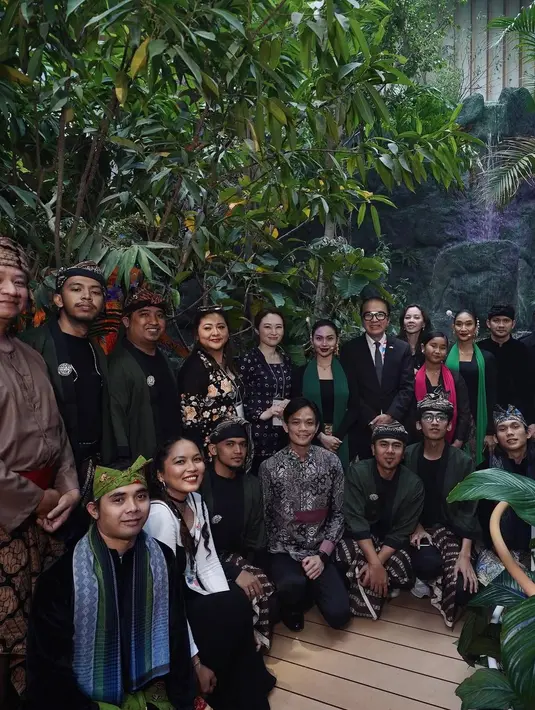Tak hanya soal penampilan, momen ini menjadi refleksi perjalanan batin Ariel sebagai penari. Dari panggung sekolah, meditasi pribadi lewat tari Jawa, hingga Jaipongan dan Ronggeng Gunung yang ia dalami untuk pementasan teater. Kini, ia menari di panggung internasional, membawa serta kisah, budaya, dan semangat dari tanah air tercinta.  [@arieltatum].