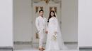 Dalam pemotretan prewedding terbaru, Kaesang Pangarep dan Erina Gudono tampak kompak menggunakan busana berwarna putih. Bahkan, Erina tampil menawan dalam gaun pengantinnya lengkap dengan veilnya. (Liputan6.com/IG/@kaesangp)