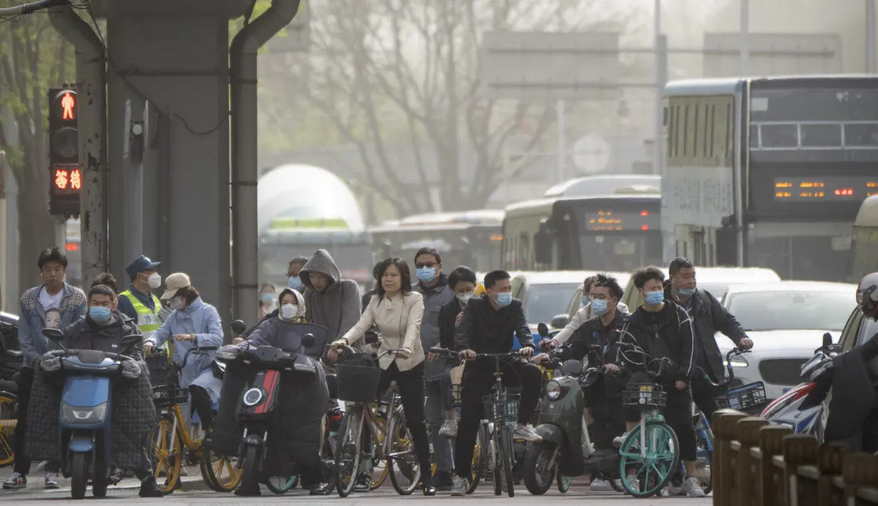 <p>Ibu Kota Beijing mengalami polusi udara secara teratur dan sejumlah badai pasir yang tidak sesuai musim selama beberapa pekan terakhir. (AP Photo/Mark Schiefelbein)</p>