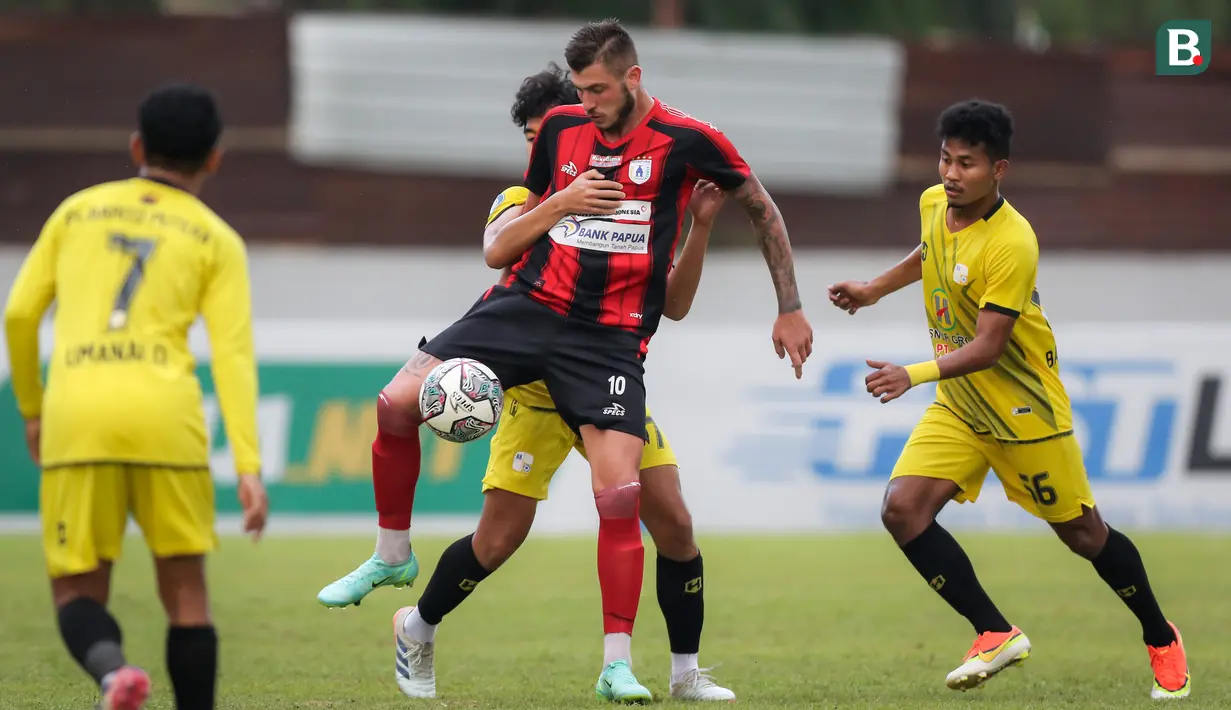 Pemain Persipura Jayapura, Yevhen Bokhashvili berusaha mengontrol bola saat laga pekan kesembilan BRI Liga 1 2021/2022 antara Persipura Jayapura melawan PS Barito Putera di Stadion Moch Soebroto, Magelang, Senin (23/10/2021). (Bola.com/Bagaskara Lazuardi)