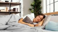 Ilustrasi perempuan tidur, bermimpi. (Photo Copyright by Freepik)