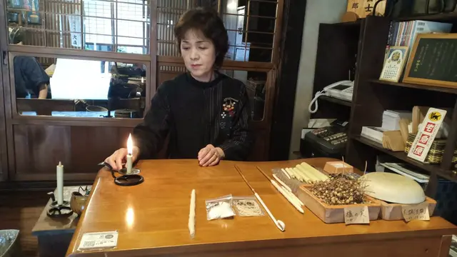 Penjual lilin tradisional Jepang di Uchiko