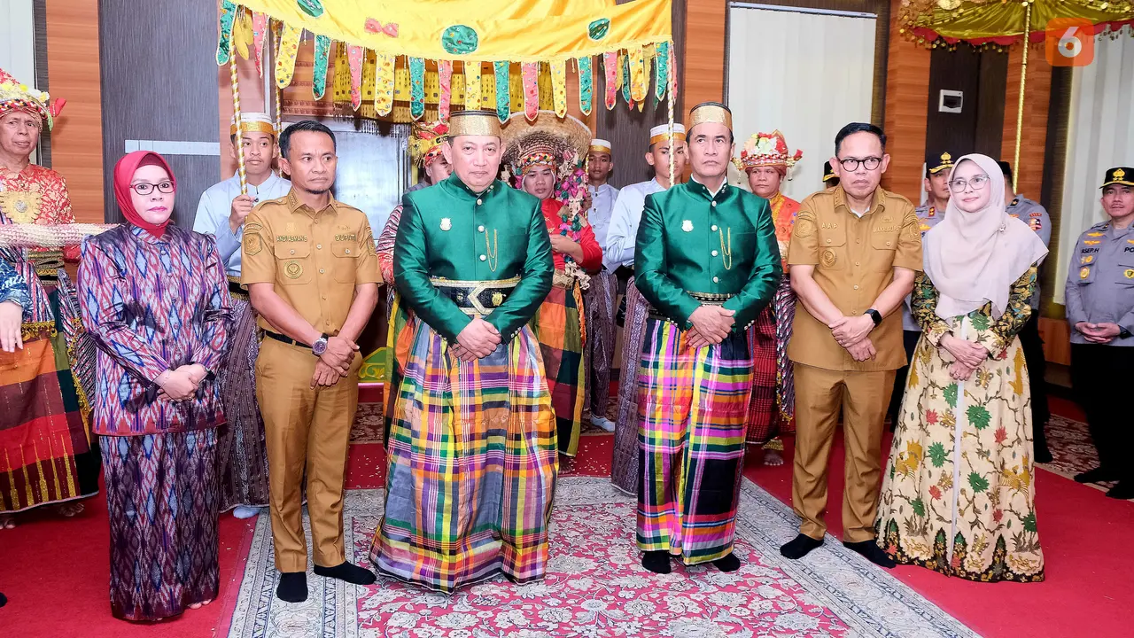 Prosesi pengukuhan gelar adat Bugis untuk Kapolri Jenderal Listyo Sigit Prabowo (Liputan6.com/Istimewa)