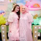 Ayu Ting Ting dan Syifa pun kompak mengenakan dress warna pink. Ayu mengenakan dress selutut satin dipadukan outer lengan balon dengan aksen bunga 3D.  [@ayutingting92]