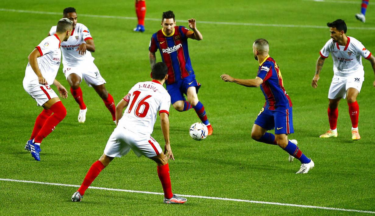 Striker Barcelona, Lionel Messi, berusaha melewati pemain Sevilla pada laga Liga Spanyol di Stadion Camp Nou, Minggu (4/10/2020). Kedua tim bermain imbang 1-1. (AP Photo/Joan Monfort)