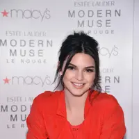Di hari ulang tahunnya Kendall tampak cantik dan seksi dengan terusan hitam dengan belahan panjang pada bagian dada dan punggungnya. (AFP/Bintang.com)