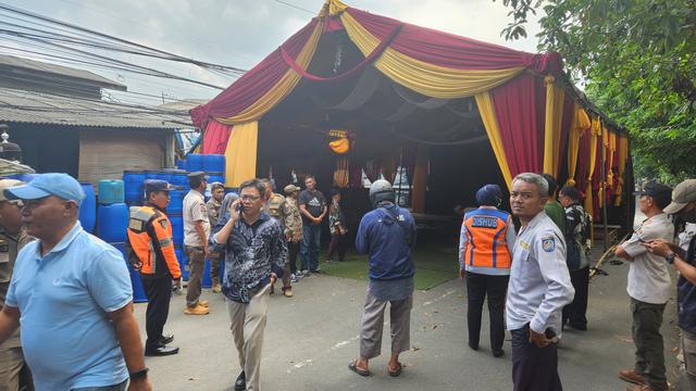 Anggota Dishub dan Satpol PP Kota Depok meminta pengguna tenda untuk membongkar dikarenakan menutup akses Jalan Raya Proklamasi, Sukmajaya, Depok (Liputan6.com/Dicky Agung Prihanto)