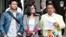 Pedangdut Dewi Perssik (tengah) ditemani suami, Angga Wijaya (kiri) dan kuasa hukumnya Hotman Paris Hutapea mendatangi Polda Metro Jaya, Jakarta, Senin (5/11). Kedatangan Dewi untuk melaporkan keponakannya, Rosa Meldianti. (Liputan6.com/Faizal Fanani)