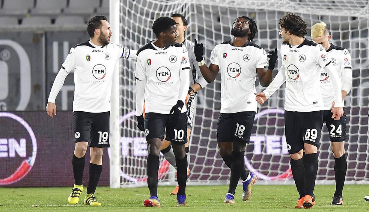 Pemain Spezia, Mbala Nzola, melakukan selebrasi usai mencetak gol ke gawang Sampdoria pada laga Liga Italia di Stadion Stadio Alberto Picco, Senin (11/1/2021). Spezia menang dengan skor 2-1. (Tano Pecoraro/LaPresse via AP)