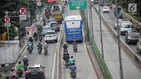 Sejumlah sepeda motor melintas di jalur Transjakarta di Jalan Galunggung, Jakarta, Kamis (7/2). Pelanggaran lalu lintas tersebut disebabkan kurangnya disiplin dan kepatuhan hukum dari pengguna jalan. (Liputan6.com/Faizal Fanani)