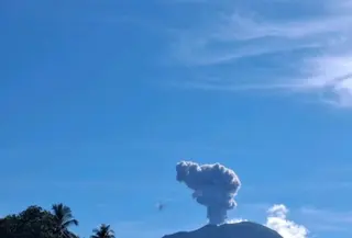 Gunung Ibu lontarkan abu setinggi hingga 600 meter (Dok: Antara)