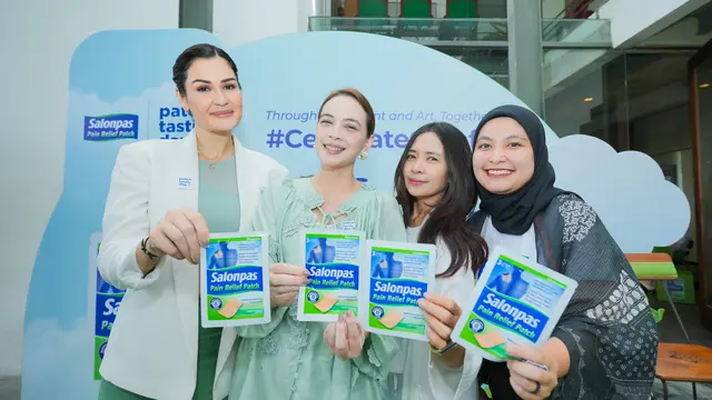 Para narasumber berfoto dengan produk Salonpas Pain Patch Relief (Foto Dok: Hisamitsu)