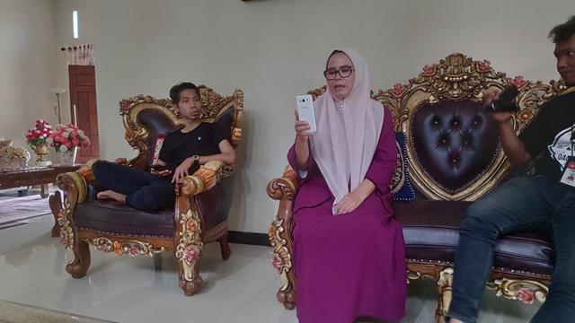 Ade Hartati, kakak dari Reza Delviani, mahasiswa asal Riau yang terisolasi di Wuhan,China, karena penyebaran Virus Corona.