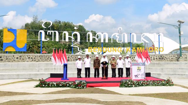 Presiden Joko Widodo (Jokowi) meresmikan Bendung Kamijoro dalam kunjungan kerjanya ke Daerah Istimewa Yogyakarta. Foto: Muchlis Jr - Biro Pers Sekretariat Presiden
