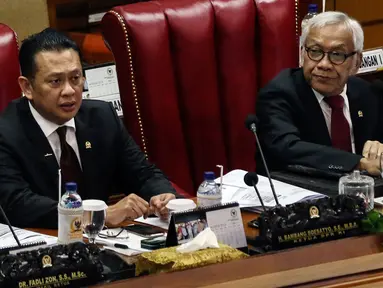 Ketua DPR Bambang Soesatyo (kiri) dan Wakil Ketua DPR Agus Hermanto memimpin rapat paripurna di Kompleks Parlemen, Jakarta, Selasa (16/7/2019). Salah satu agenda yang dibahas adalah pembacaan surat Presiden Joko Widodo atas pertimbangan permohonan amnesti untuk Baiq Nuril. (Liputan6.com/JohanTallo)