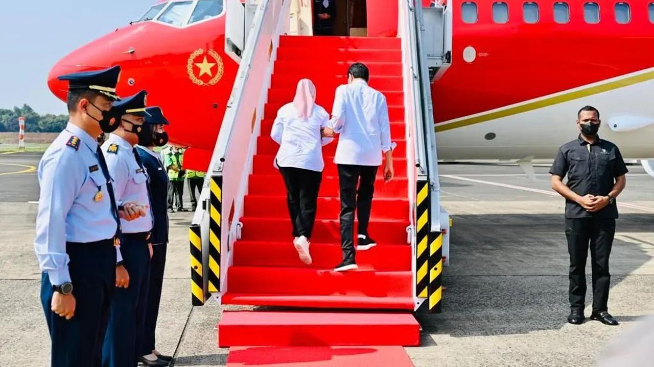 Ibu Negara Iriana Jokowi dan Presiden Jokowi di tangga pesawat. (Foto: Dok. Instagram terverifikasi @jokowi)