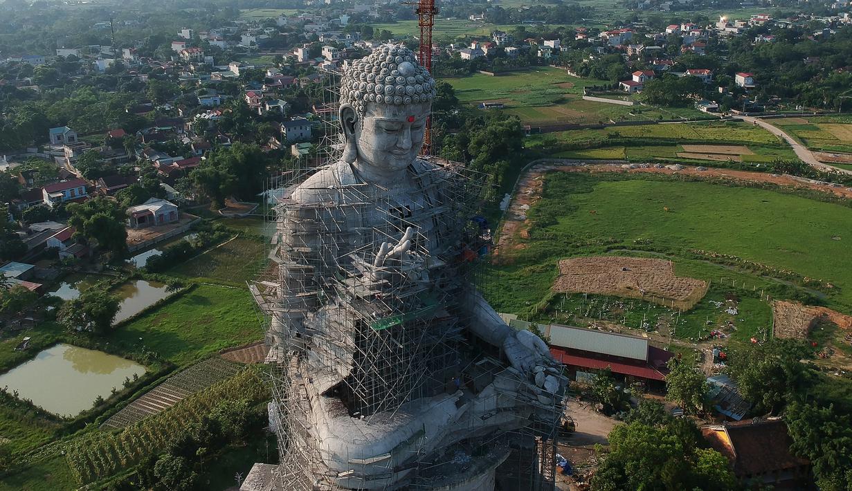 Foto udara pada 18 Mei 2019 memperlihatkan patung Buddha raksasa yang sedang dibangun di pagoda Khai Nguyen di distrik Son Tay, pinggiran Hanoi. Vietnam akan memiliki salah satu patung Buddha terbesar se-Asia Tenggara ketika pembangunannya selesai. (Photo by Manan VATSYAYANA/AFP)