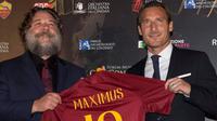 Russel Crowe menghadiri acara amal di Roma bersama Francesco Totti. (Twitter)