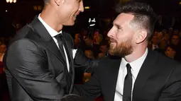 Bintang Real Madrid, Cristiano Ronaldo, berbincang dengan striker Barcelona, Lionel Messi, saat acara penghargaan pemain terbaik FIFA 2017 di London, Senin (23/10/2017). Cristiano Ronaldo berhasil meraih pemain terbaik FIFA 2017. (AFP/Ben Stansall)