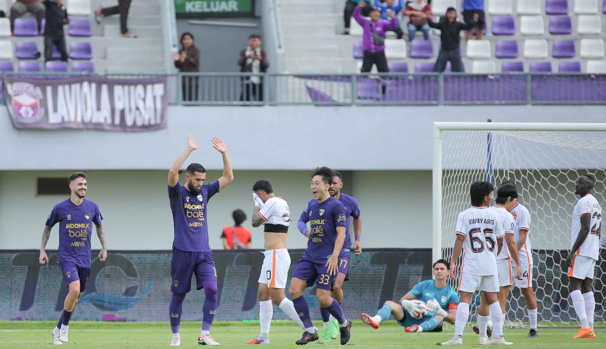 Pemain Persita, Javlon Guseynov (kedua kiri) merayakan golnya ke gawang Borneo FC pada pertandingan pekan ke-17 BRI Super League 2025/2026 di Stadion Indomilk Arena, Tangerang, Banten, Jumat (9/1/2026). Menjamu pemuncak klasemen BRI Super League 2025/2026, Borneo FC, Persita sukses meraih poin penuh. (Bola.com/Bagaskara Lazuardi)