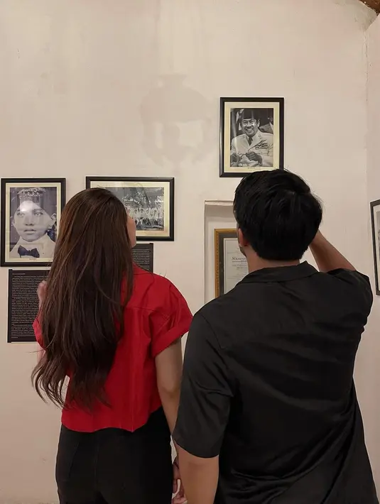 Museum date dengan gaya sederhana yang sukses bikin iri ala Aaliyah Massaid dan Thariq Halilintar. Keduanya menghadap belakang, Aaliyah mengenakan kemeja merah lengan pendek dipadu dengan celana panjang hitam, sedangkan Thariq tampil dengan gaya khasnya yang serba hitam. [Foto: Instagram/thariqhalilintar]