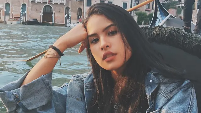 Gaya Maudy Ayunda Pakai Denim Ini Curi Perhatian, Kece