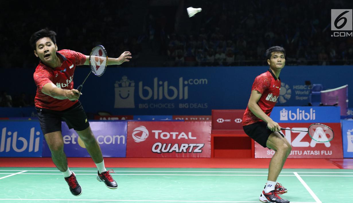 Ganda putra Indonesia, Ricky Karandasuwardi/Angga Pratama mengembalikan kok ke arah He Jiting/Tan Qiang (China) pada 32 besar Indonesia Open 2018 di Istora GBK, Jakarta, Rabu (4/7). Ricky/Angga unggul 16-21, 21-17, 26-24. (Liputan6.com/Helmi Fithriansyah)