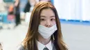 Saat berada di bandara, Irene Red Velvet terlihat tak mengenakan makeup. Walaupun demikian, idol kelahiran 29 Maret 1991 ini masih  tampak cantik menawan. (Foto: koreaboo.com)