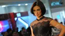 Endhita saat memeragakan busana rancangan desainer Opi Bachtiar di kawasan mall Jakarta Selatan, Kamis (26/3/2015). (Liputan6.com/Faisal R Syam)