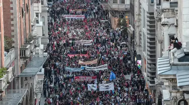 Para pengunjuk rasa berbaris membanjiri jalanan saat menggelar aksi di Istikilal di Istanbul, Turki (14/5). Ribuan warga Turki turun ke jalan menggelar aksi menolak perpindahan kedutaan AS dari Tel Aviv ke Yerusalem. (AFP/Ozan Kose)