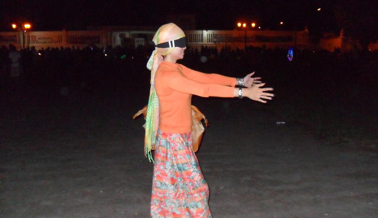 Kebanyakan pelancong yang datang ke alkid, setidaknya pernah mencoba tradisi masangin: yakni menutup mata dan mencoba berjalan untuk melintasi celah di antara dua beringin (istimewa)