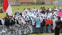 Ratusan pelajar SMA Negeri 1 Parungpanjang, Kabupaten Bogor berunjuk rasa di halaman sekolah mereka, Rabu (6/11/2019) siang.