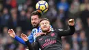 Duel pemain Brighton, Davy Propper (kiri) dan pemain Arsenal, Shkodran Mustafi pada laga Premier League di American Express Community Stadium, Brighton, (4/3//2018). Arsenal kalah 1-2. (AFP/Glyn Kirk)