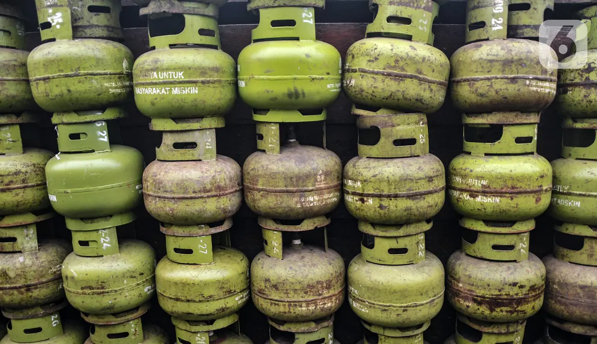 Tumpukan tabung LPG 3 kg terlihat di salah satu agen di Jakarta Pusat, Kamis (14/7/2022). Imbas kenaikan harga jual LPG nonsubsidi Rp 2.000 per kg, pengelola agen gas mengungkapkan banyak warga mulai beralih ke LPG 3 kg subsidi atau gas melon karena harga gas nonsubsidi terlampau tinggi di tengah kondisi ekonomi yang makin sulit. (merdeka.com/Iqbal S. Nugroho)