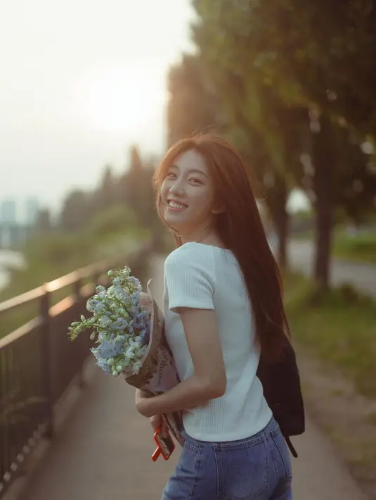 Lee Suji memiliki rambut yang dirawatnya dengan baik. Beberapa potret dirinya dalam berbagai gaya rambut, termasuk bagaimana ia membiarkan rambut panjang tergerai di salah satu photoshoot. [Foto: Instagram/1998_suji_ya]