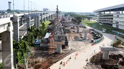 Suasana pembangunan kereta tanpa pengemudi atau APMS di Terminal 3 Bandara Soekarno Hatta, Tangerang, Senin (24/04). Kereta tanpa awak rencana akan dioperasikan pada September 2017. (Liputan6.com/Fery Pradolo)