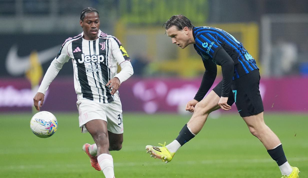 Pemain Inter Milan, Piotr Zielinski, melepaskan tendangan saat melawan Juventus di pertandingan pekan ke-25 Liga Italia 2025/2026 di Giuseppe Meazza, Minggu (15/02/2026) dini hari WIB. (Spada/LaPresse via AP)