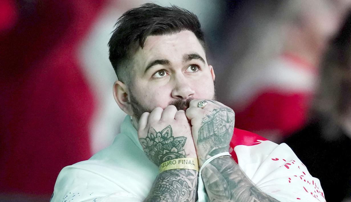 Perasaan suporter Tim Tiga Singa hancur lebur usai ditaklukkan Gli Azzuri pada partai final Euro 2020 lewat adu penalti dengan skor 3-2. (Foto:AP/Martin Rickett)