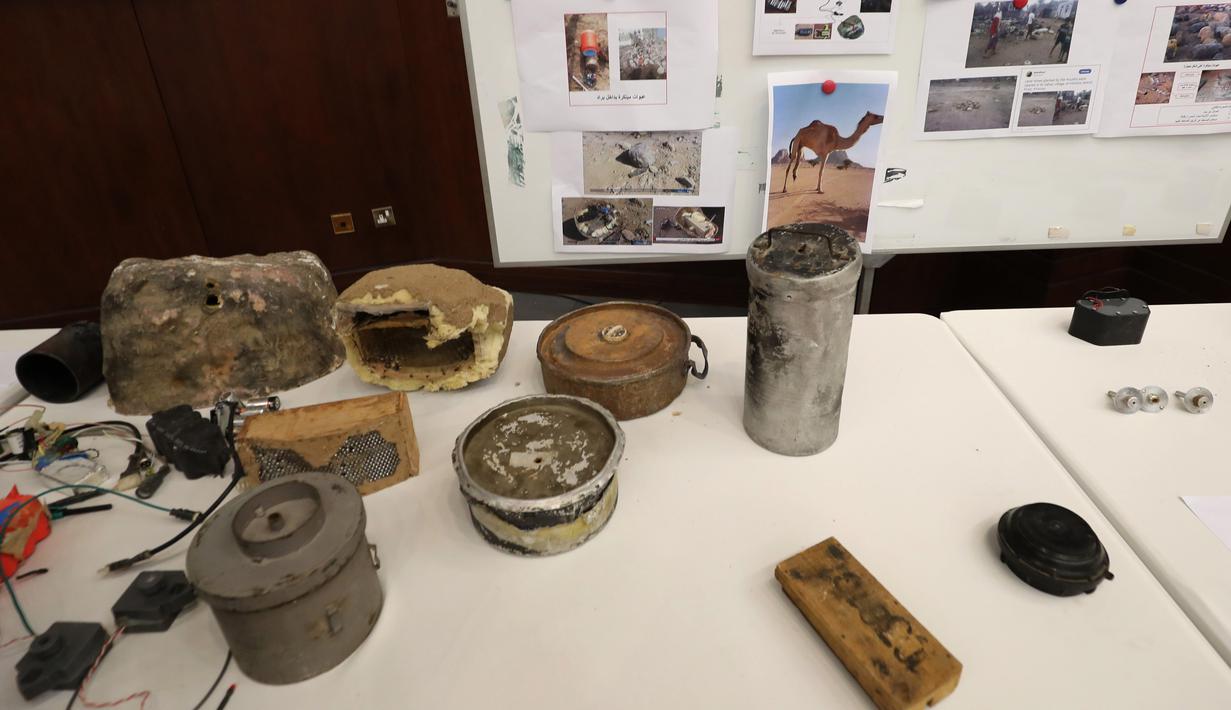 Sejumlah perangkat peledak yang disembunyikan dalam batu palsu milik pemberontak Houthi saat gelar rilis di Abu Dhabi, (19/6). Para pemberontak mencoba untuk memata-matai dan memantau pergerakan pasukan Yaman. (AFP PHOTO / Karim Sahib)