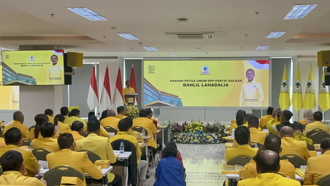 Ketua Umum Partai Golkar sekaligus Menteri Energi dan Sumber Daya Mineral (ESDM) Bahlil Lahadalia saat pembukaan Rakernas Golkar 2025 di Kantor DPP Partai Golkar, Jakarta, Sabtu (8/2/2025). (Liputan6.com/Winda Nelfira)