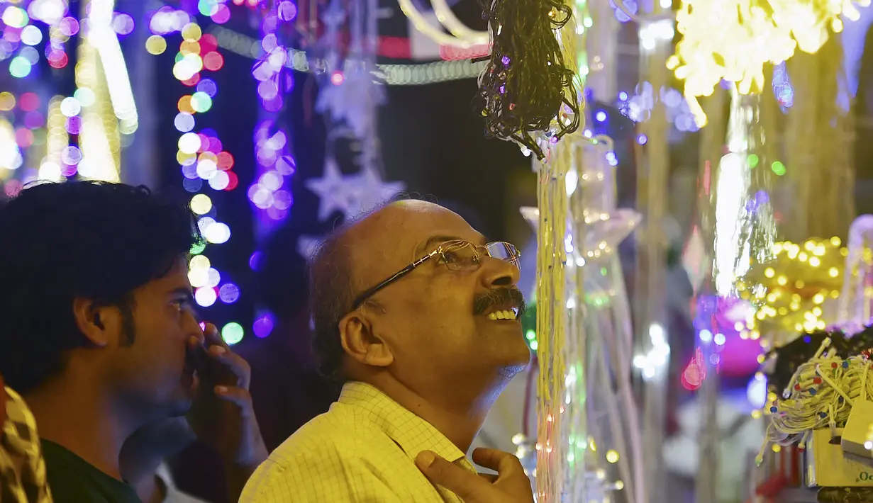 Seorang pelanggan membeli lampu hias di pasar menjelang Diwali, festival lampu Hindu, di Allahabad pada 20 Oktober 2022. Diwali, festival lampu, akan dirayakan pada 24 Oktober. (AFP/ Sanjay Kanojia)